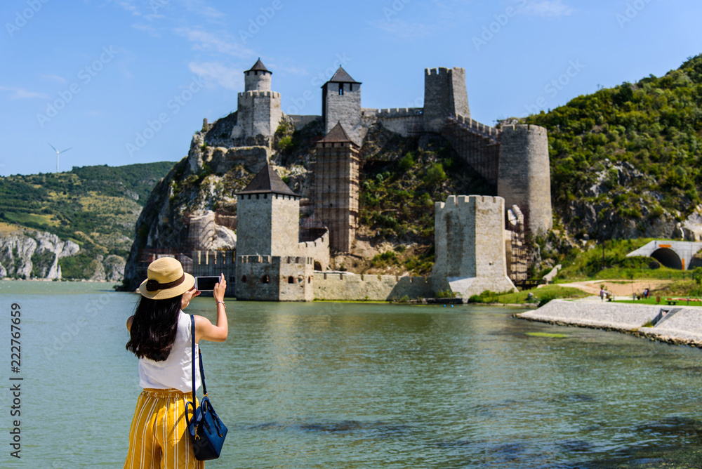 Φωτογραφία Tourist taking photo at Golubac fortress in Serbia