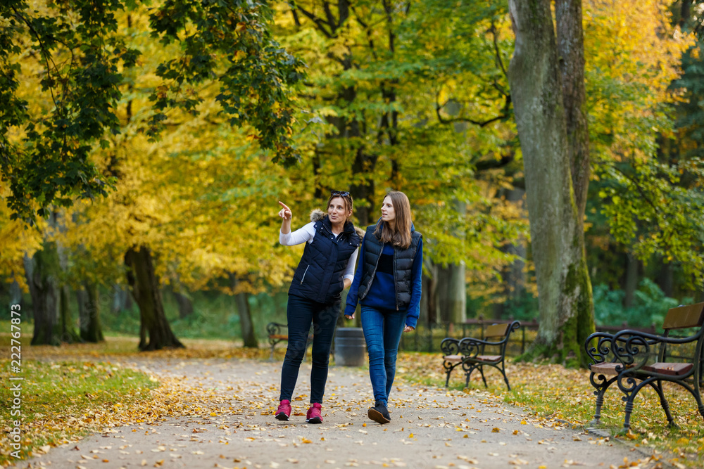 Obraz premium People walking in city park