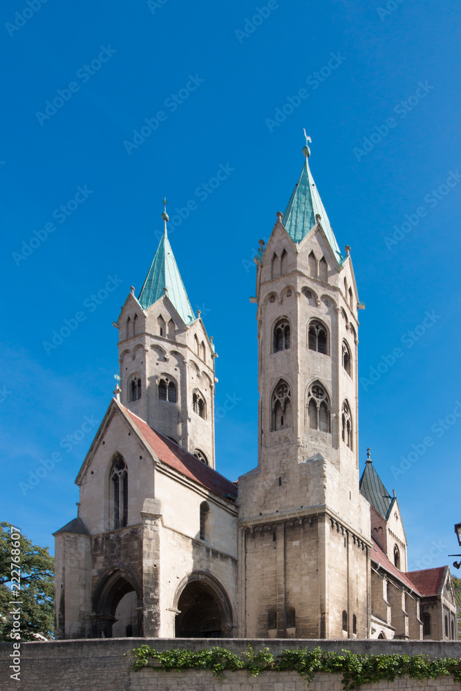 Blick auf die Kirche Sankt Marien in Freyburg, Deutschland Blick auf die Kirche Sankt Marien in Freyburg, Deutschland