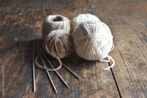 Ovillos de lana, agujas para tejer 