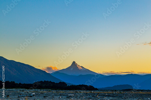 Coucher de soleil et volcan au Chili rondin de bois