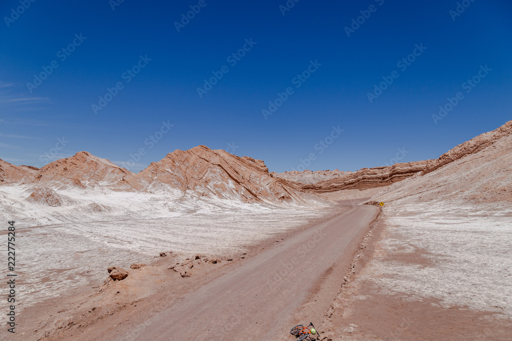 Route Chemin de la Vallée de la lune au Chili Désert d'Atacama paysage lunaire volcans Route Chemin de la Vallée de la lune au Chili Désert d'Atacama paysage lunaire volcans