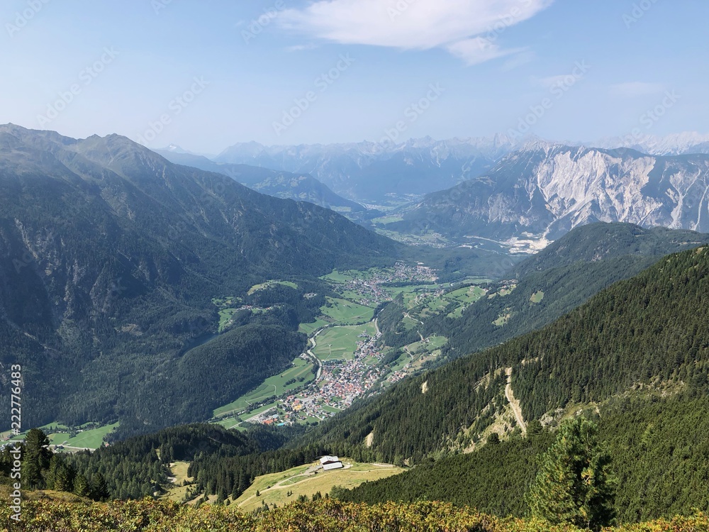 Tiroler Alpenlandschaft, Panoramablick, Berg-Talblick