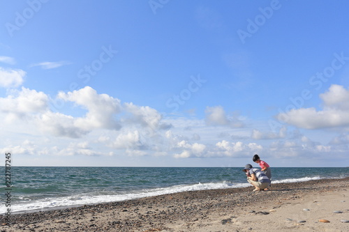海辺で遊ぶ親子 母と娘 青い海と青空