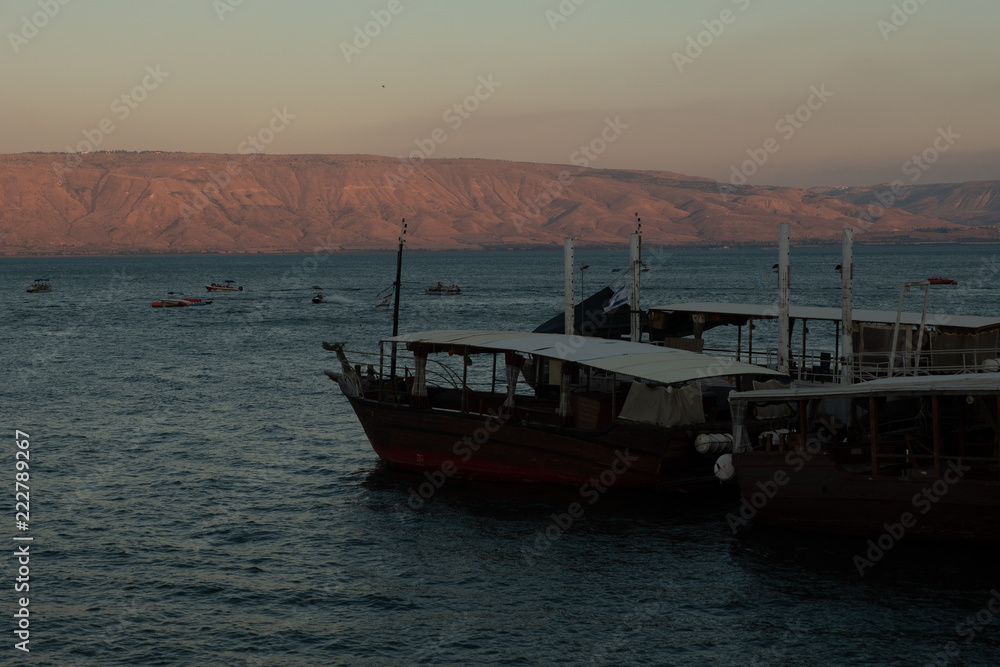 Fototapeta premium boat at sunset