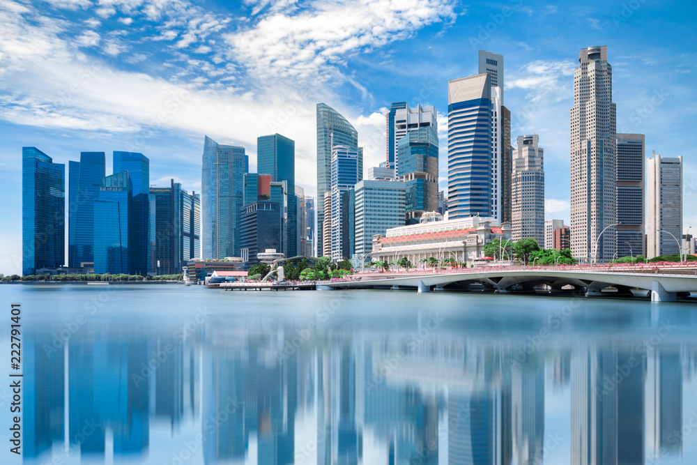 Naklejka premium Krajobraz miasta Singapuru w dzień błękitnego nieba. Śródmieście biznesowej dzielnicy z widokiem na Marina Bay. Pejzaż miejskich drapaczy chmur