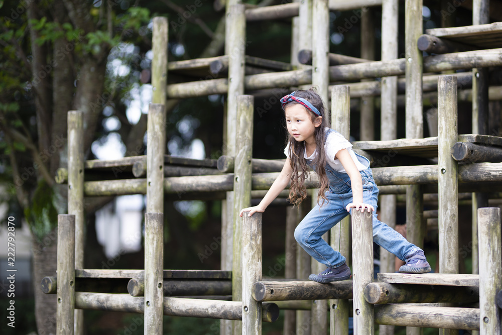 公園で遊ぶ女の子 公園で遊ぶ女の子