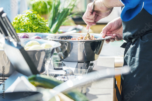 Fototapeta Naklejka Na Ścianę i Meble -  Koch in der Küche Kocht Leckeres Essen 