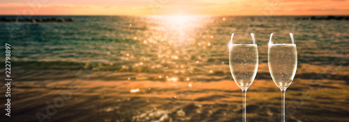 sonnenuntergang meer champagner