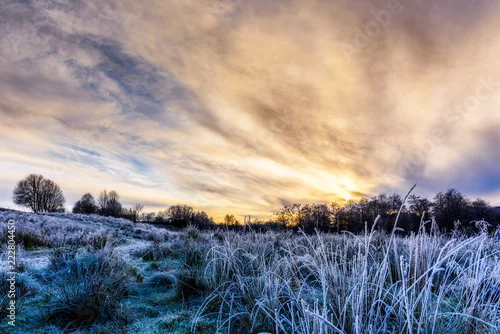 Obraz zimowy krajobraz z niebem i chmurami