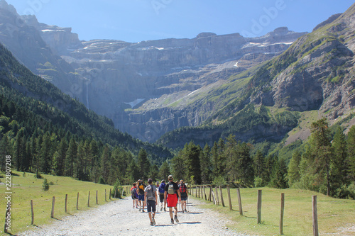 Randonneurs dans le cirque de Gavarnie-2350