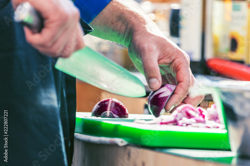 Fototapeta Naklejka Na Ścianę i Meble -  Koch in der Küche Kocht Leckeres Essen 