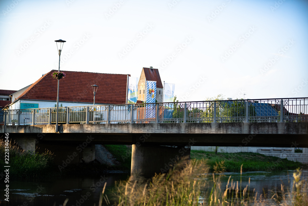Obraz premium Abends im Park am Feld