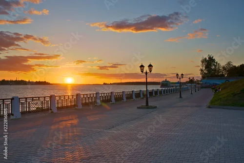 Fototapeta Widok na nabrzeże i rzekę Wołgę o zachodzie słońca. Kostroma, Rosja.