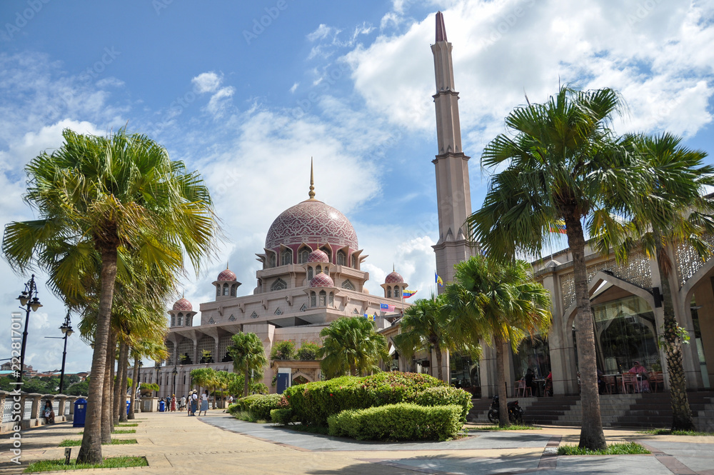 Fototapeta premium Pink mosque in Putrajaya (Malaysia)
