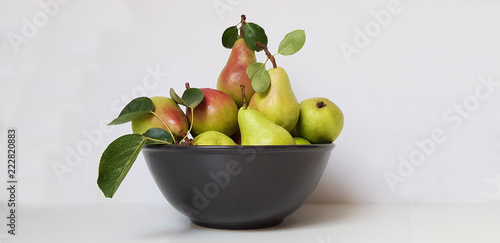 Peras en bol con fondo blanco photo