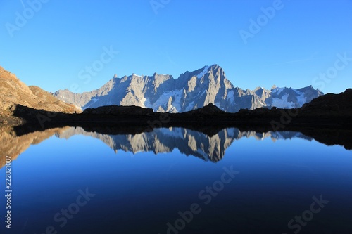 Grandes Jorasses se reflétant dans un lac © gaelj