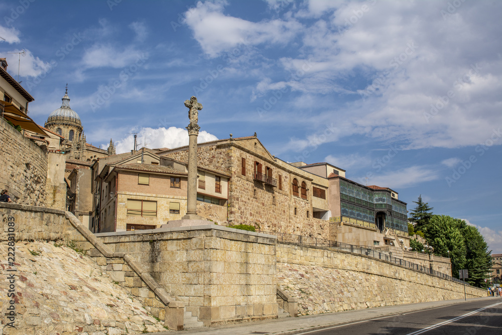 Cruz de los Ajusticiados con la torre de la catedral y la casa Lis al fondo in Salamanca