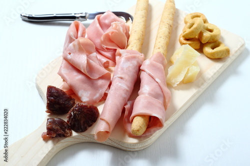 Tagliere di salumi mortadella, taralli e formaggio