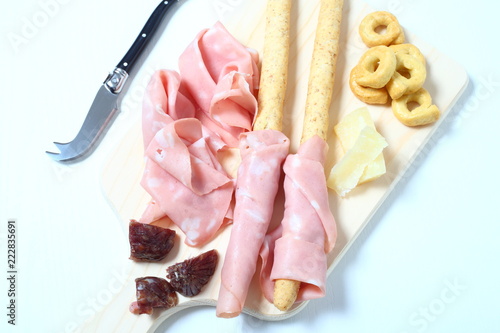 Tagliere di salumi mortadella, taralli e formaggio