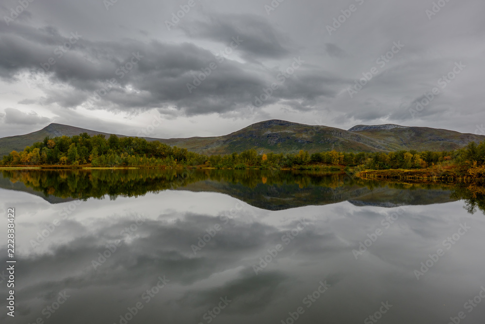 Obraz premium Spiegelbild einer typisch schwedischen Fjäll-Landschaft im See Tärnasjön, Lappland, Schweden