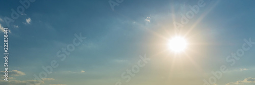 Sonnenschein und blauer Himmel Panorama