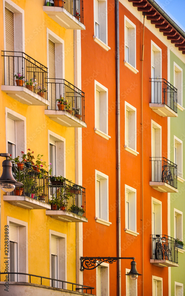 Casas de colores. Arquitectura original en Pamplona, Navarra, España