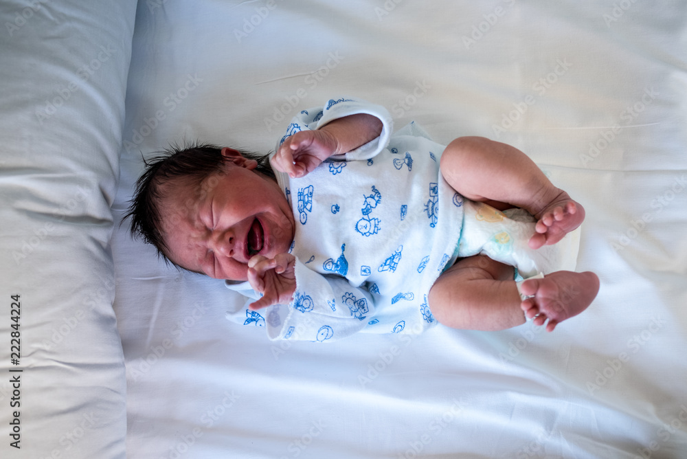 Bebé recién nacido en cama de hospital Stock Photo