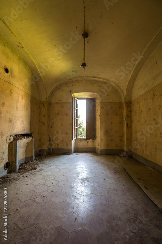 Verlassenes altes Herrenhaus im Barockstil © UrbanExplorer