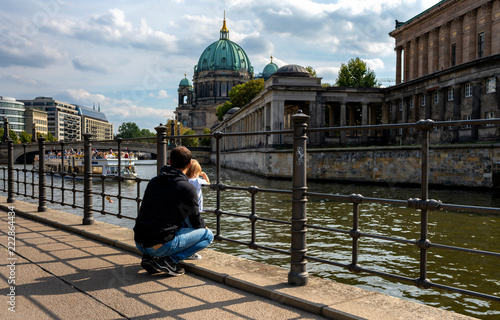 Die Spree an der Museumsinsel in Berlin mit Blick auf den Deutschen Dom im Bildhintergrund