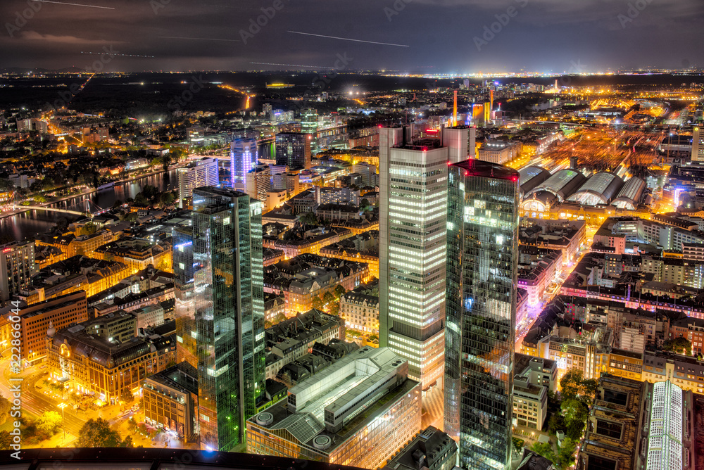 Die Hochhauskulisse von Frankfurt am Main am Abend bei künstlicher Beleuchtung