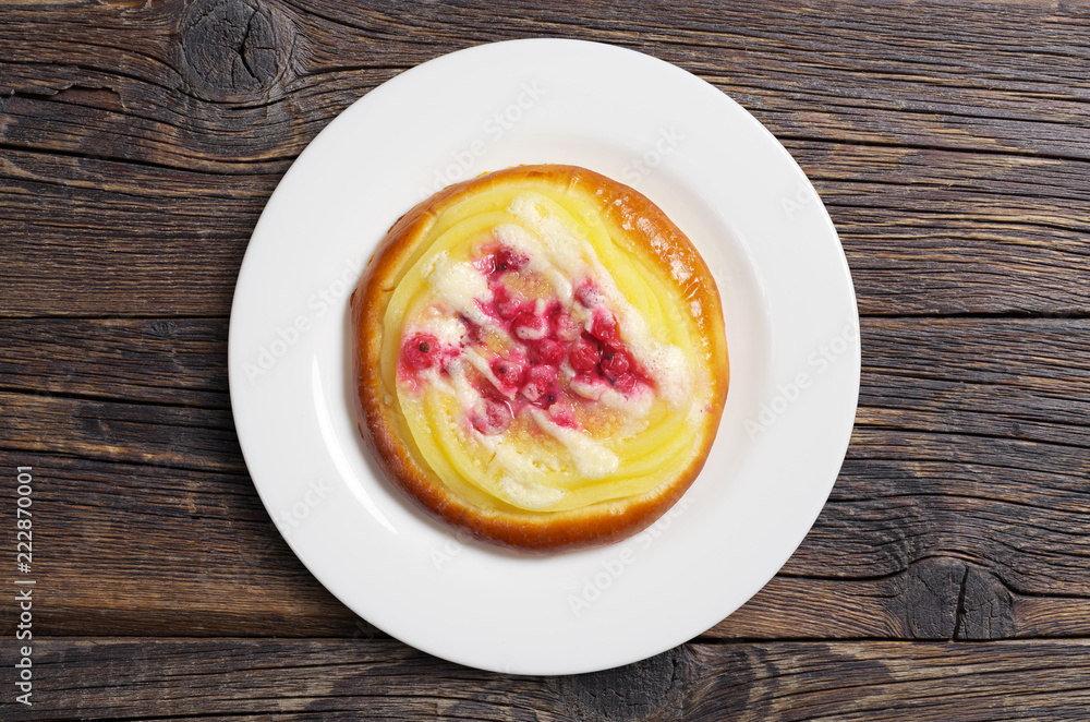 Bun with custard and berries Bun with custard and berries