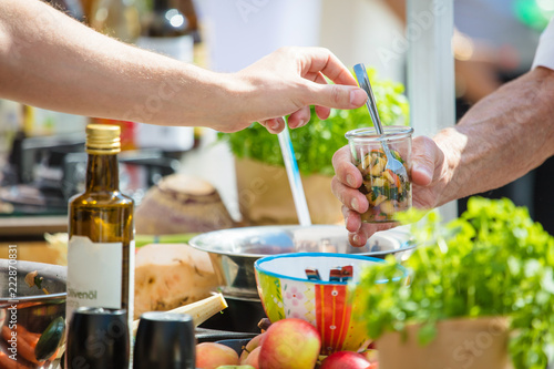 Fototapeta Naklejka Na Ścianę i Meble -  Vegetarischer salat zubereitung (Probier Portionen)