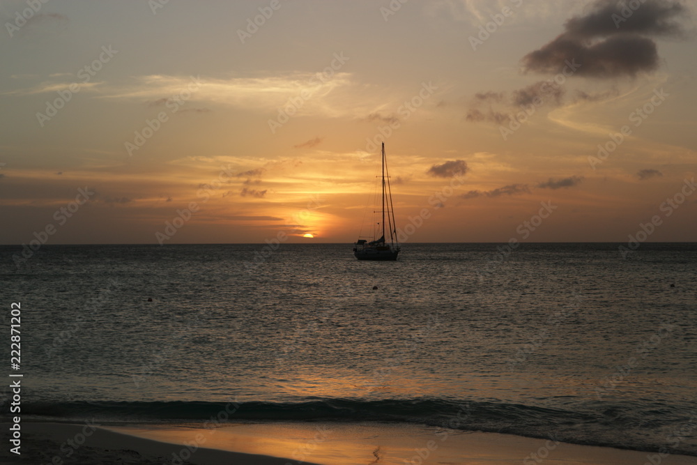 Barco ao pôr do sol