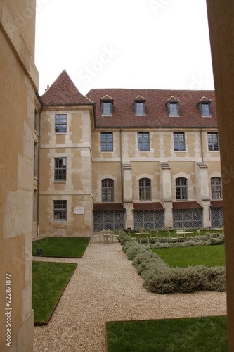 Fototapeta Naklejka Na Ścianę i Meble -  Jardin de l'hôpital Laennec à Paris