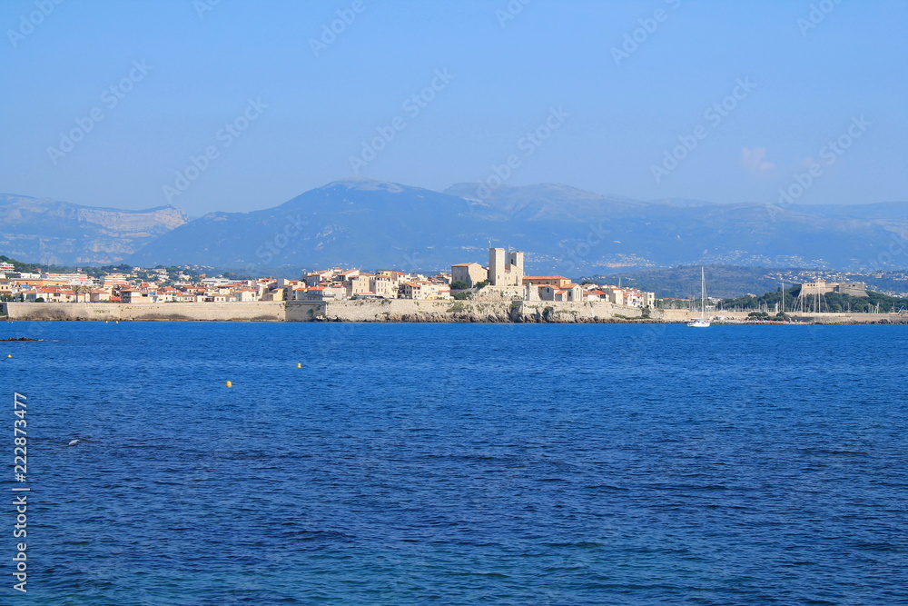 Magnifique vue panoramique sur la vieille ville fortifiée d'Antibes, Cote d'Azur, France
