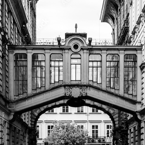Canvas Print Ornamental bridges between buildings in Nekazanka Street, Prague