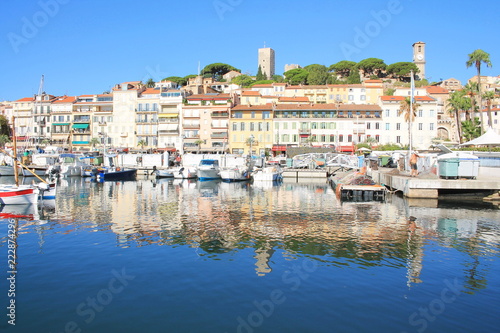 Le pittoresque vieux port de Cannes et le village historique du Suquet, Cote d’Azur, France 