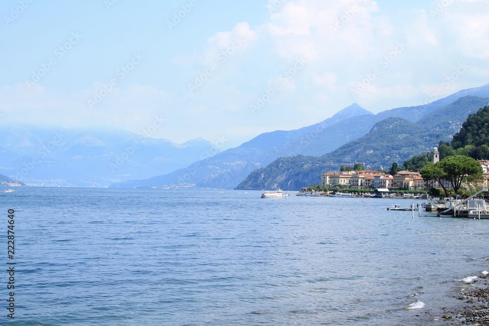 Fototapeta premium Bellagio, le luxueux village sur les rives du lac de Come, Italie 