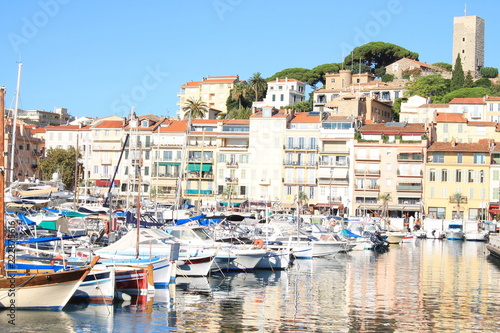 Le pittoresque vieux port de Cannes et le village historique du Suquet, Cote d'Azur, France © Picturereflex