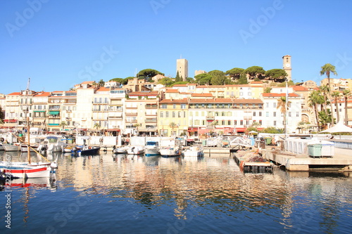 Fototapeta Naklejka Na Ścianę i Meble -  Le pittoresque vieux port de Cannes et le village historique du Suquet, Cote d'Azur, France