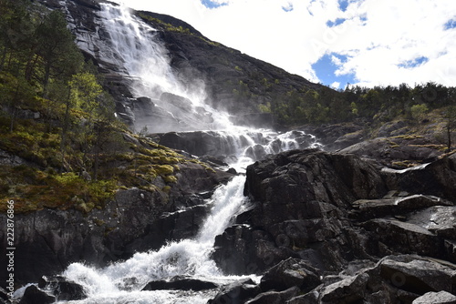 Der Langfossen in Norwegen ist einer der höchsten Wasserfälle der Erde