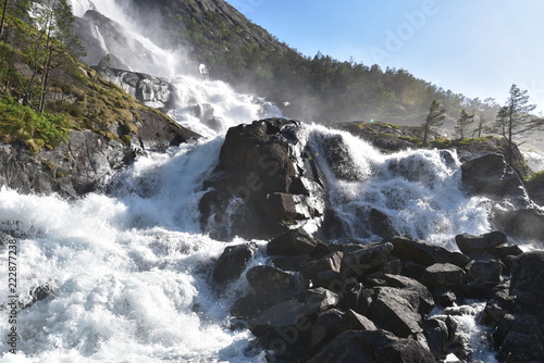 Fototapeta Naklejka Na Ścianę i Meble -  Der Langfossen in Norwegen ist einer der höchsten Wasserfälle der Erde
