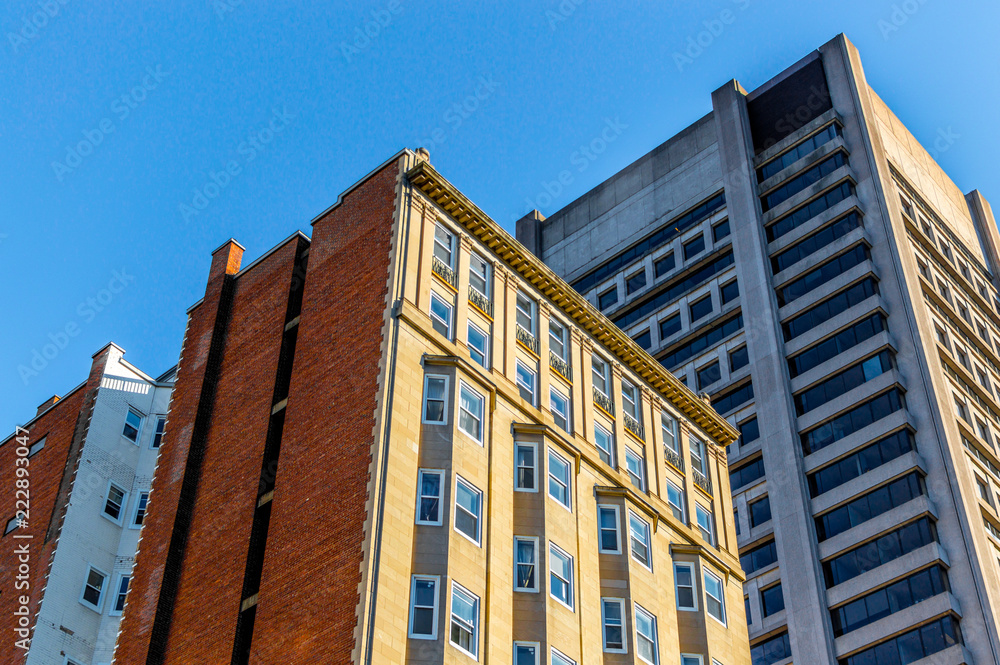 Obraz premium Old and new houses with huge windows in Montreal downtown, Canada.