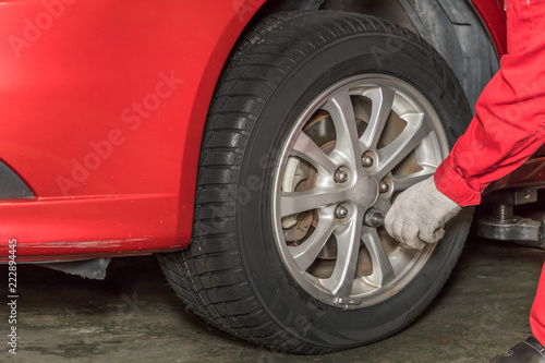 タイヤ交換　Exchange of tire © norikko