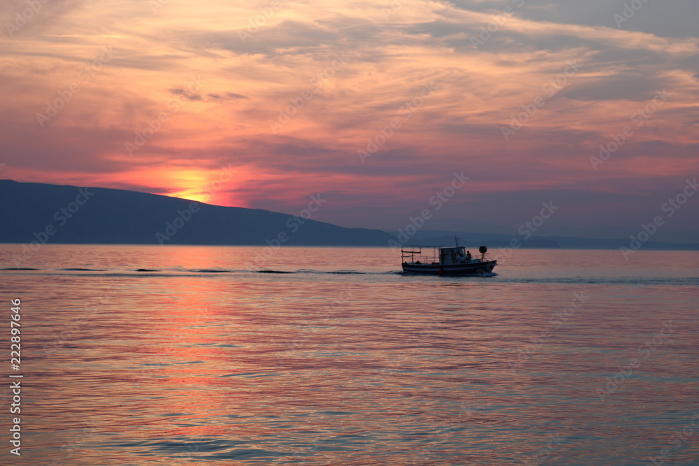 Barca e mare al tramonto