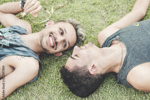 Casal gay deitado na grama photo