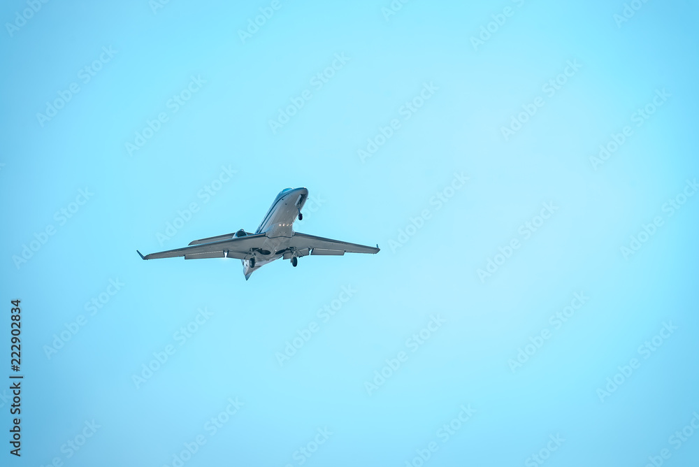 Obraz premium The aircraft approaching the airport to land