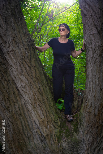 Schlanke Seniorin im Baum