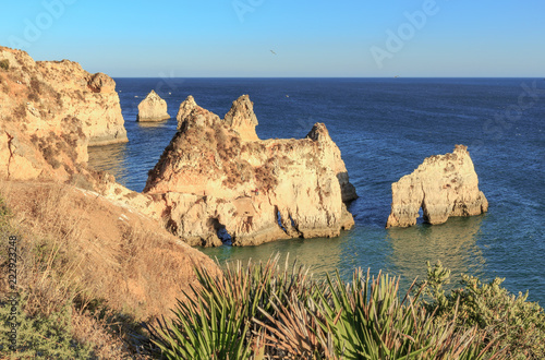 Felsenküste an der Algarve in Prainha bei Portimao photo
